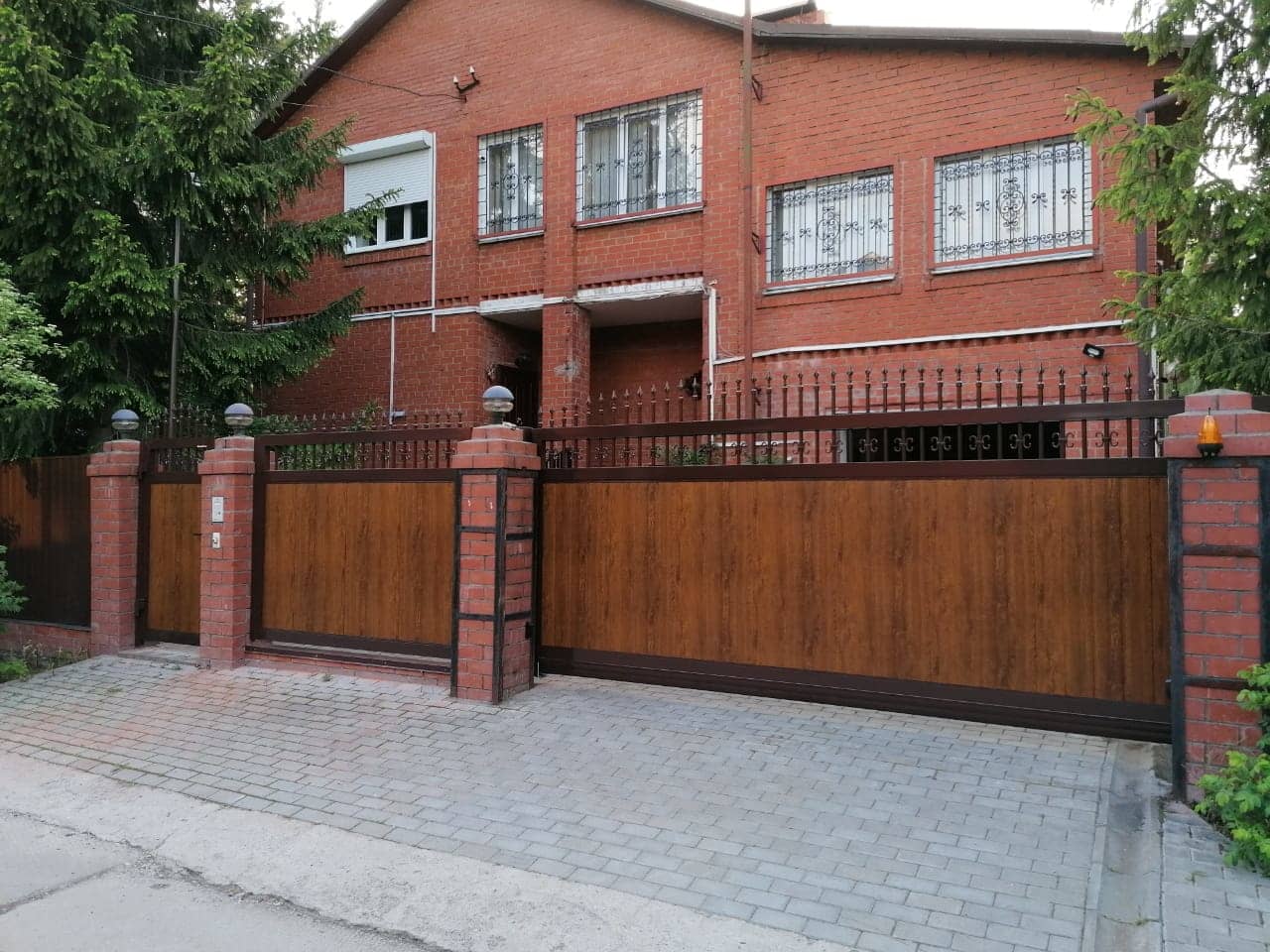 Уличные ворота DoorHan в Ставрополе с установкой