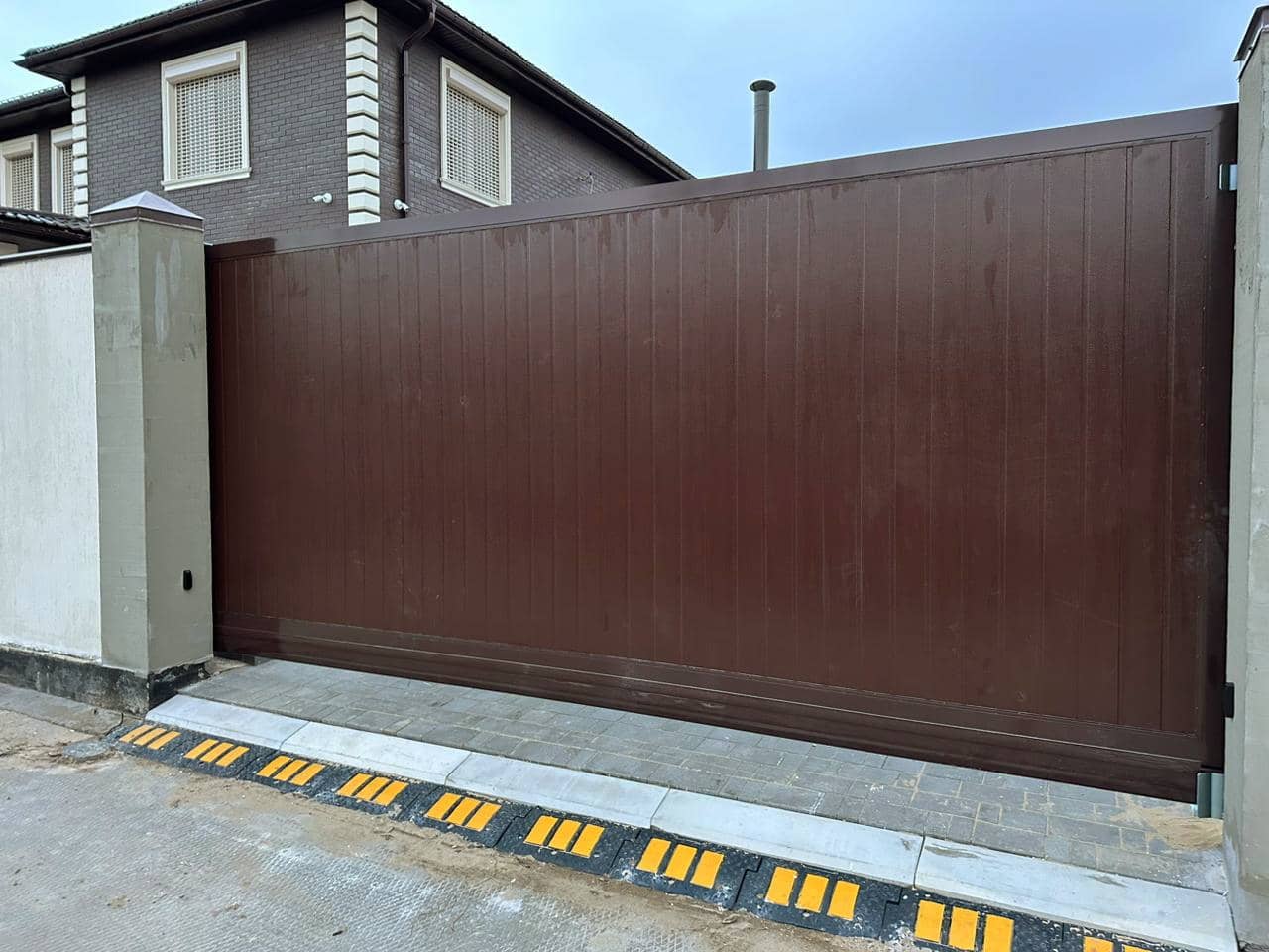 Уличные ворота DoorHan в Ставрополе с установкой